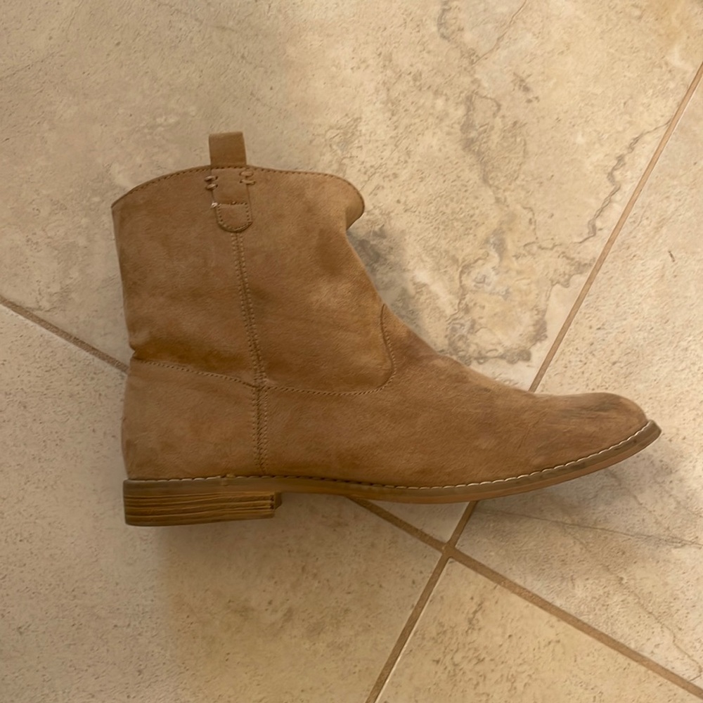 The cutest Suede tan ankle boots. Size 10